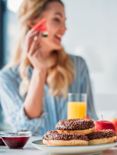 мама и дочь едят арбуз