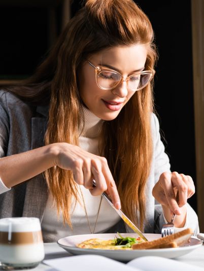 девушка ест