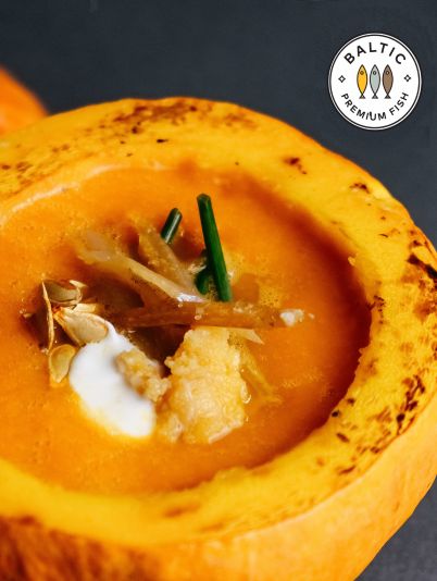 Гарбузовий крем-суп із копченою салакою