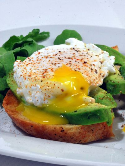 Авокадо-тост с яйцом пашот: рецепт вкусного завтрака от Вики Маремухи