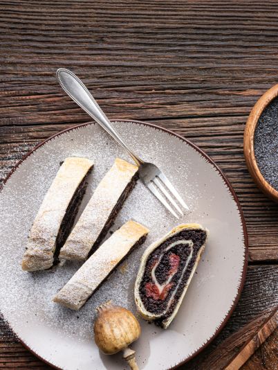 Штрудель с маком и вишней