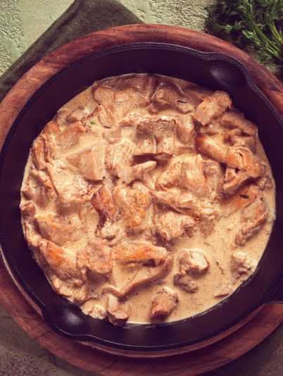 Нежные лисички в сливочном соусе