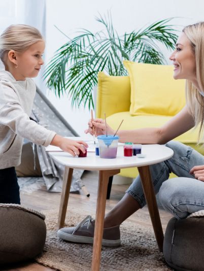 Ребенок отрывает куклам головы