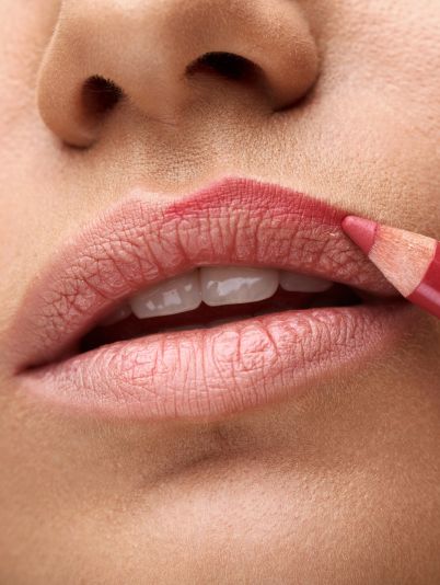 Як правильно малювати контур губ