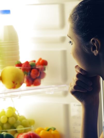 девушка и холодильник