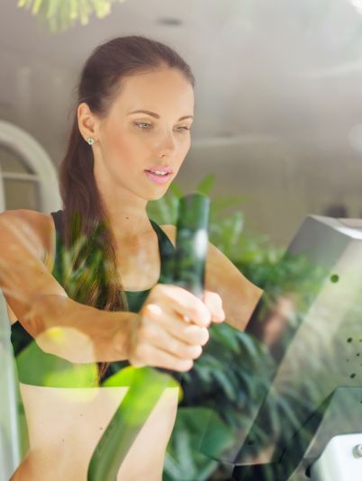 женщина играет в теннс