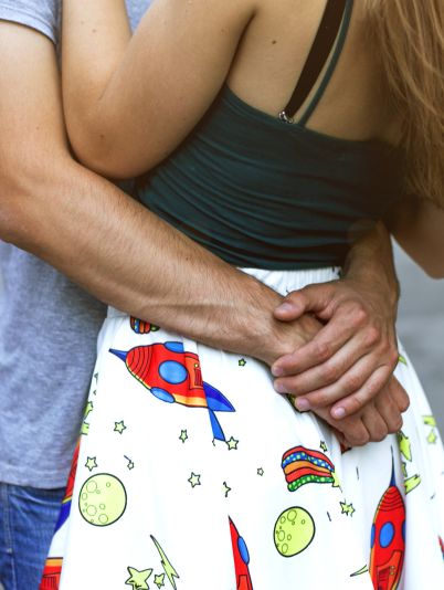 мужские объятия, объятия мужчины, о чем говорят объятия, что одначают объятия