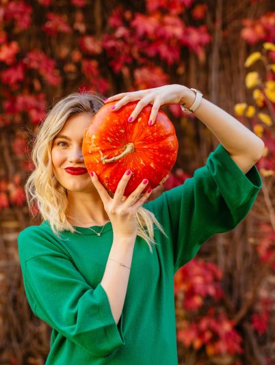 девушка держит тыкву