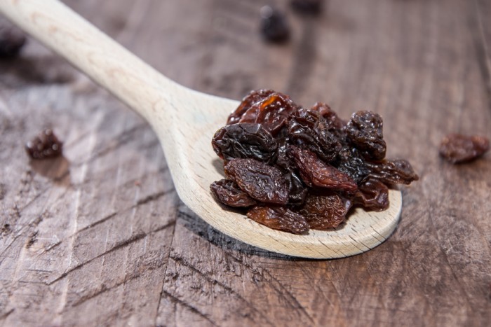 Диетолог рассказала, как простое упражнение с изюмом поможет сбросить вес