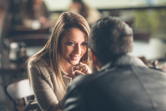 5 трюков со зрительным контактом, которые сделают тебя королевой флирта