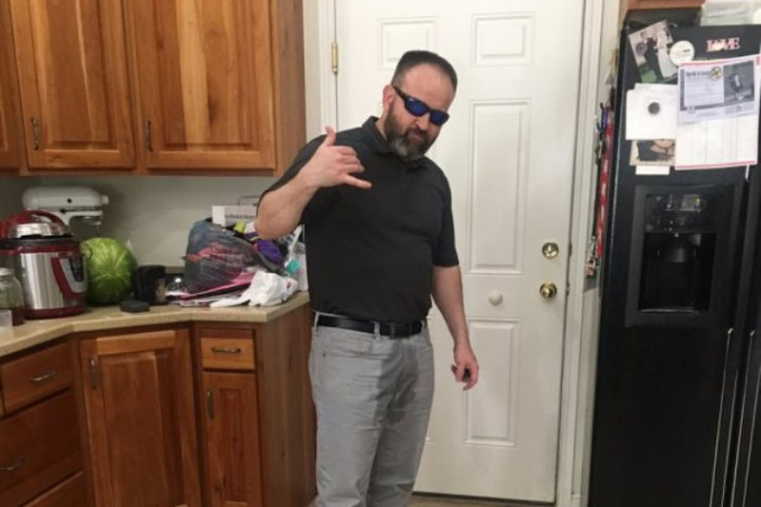 Папа нашел гениальный способ утешить дочь, которая описалась в школе (фото)