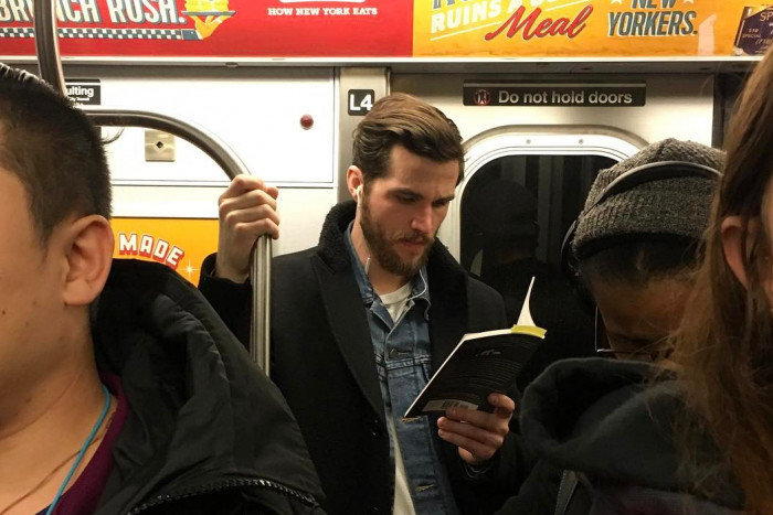 20 мужчин, которые стали привлекательнее, взяв в руки книги (фото)