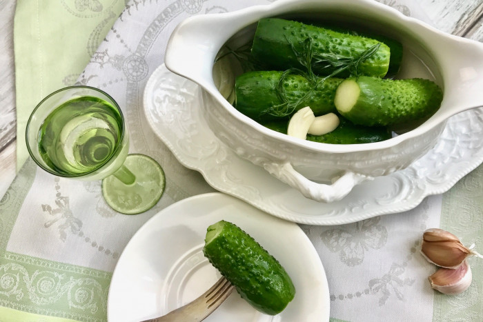 малосольные огурцы на минеральной воде