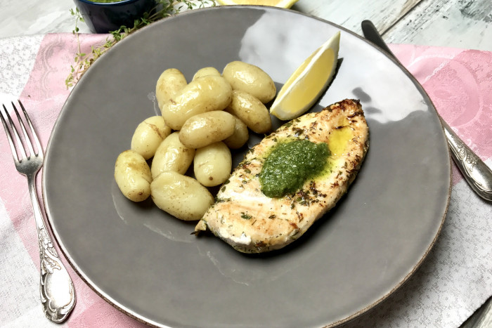 Куриный шницель с соусом песто