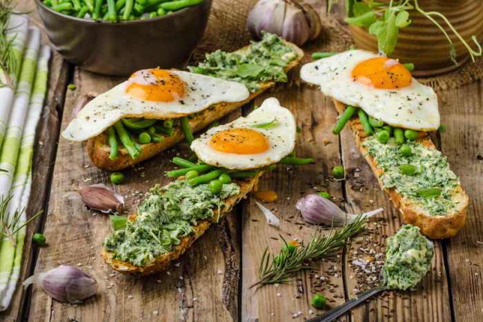 Багет с травяным маслом и жареным яйцом