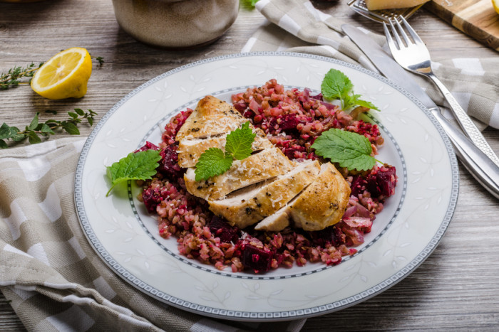 куриные грудки с гречкой и свеклой