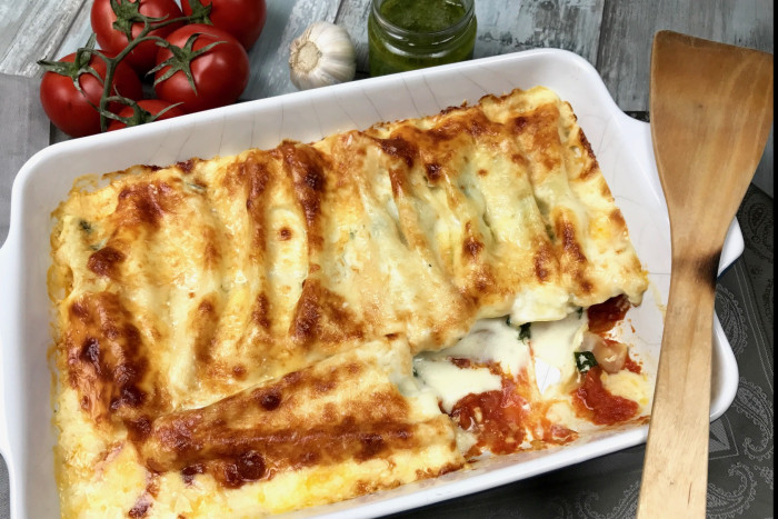 Каннеллони со шпинатом и соусом бешамель