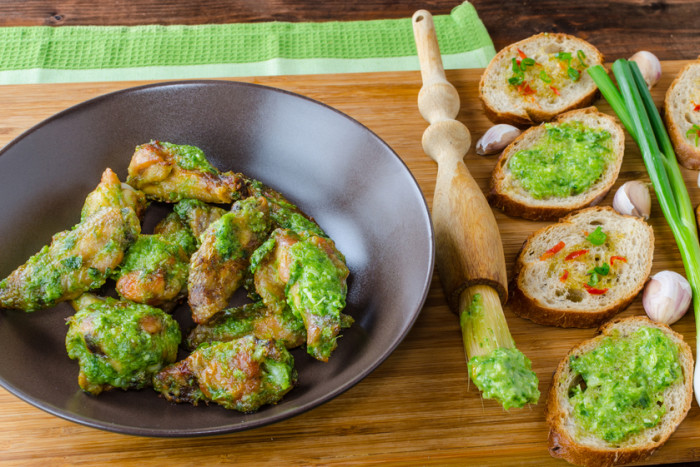 куриные крылышки с соусом чимичурри