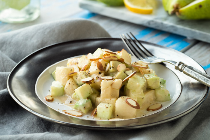 салат с авокадо, огурцом и грушей