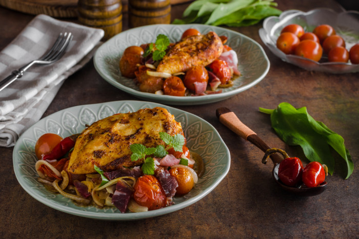куриное филе с беконом и овощами