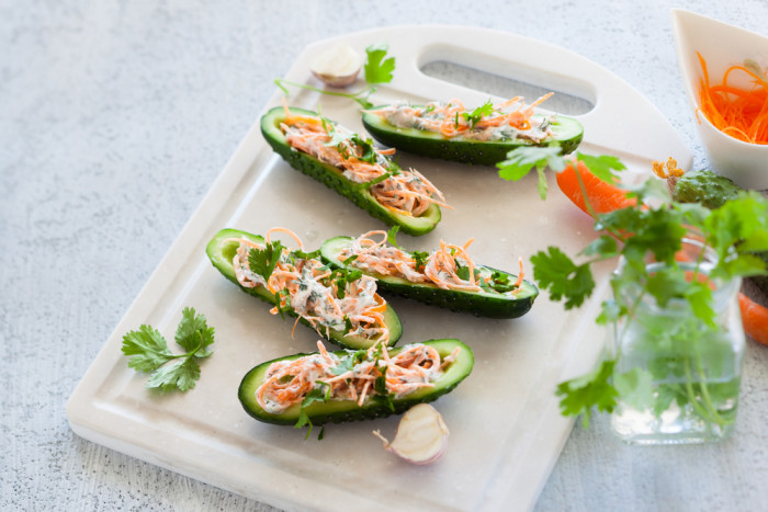 фаршированные огурцы с морковью и чесноком