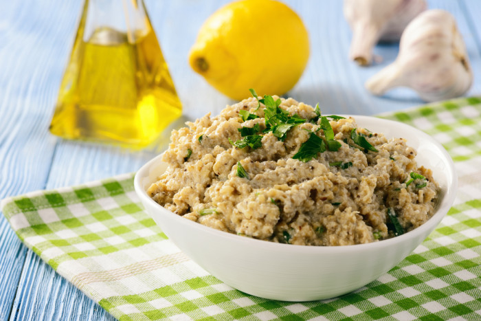 баклажанная икра с лимоном и чесноком