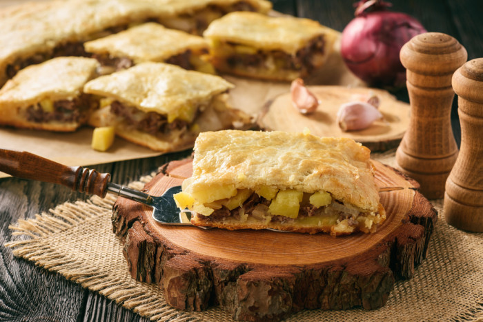 слоеный пирог с мясом и картофелем