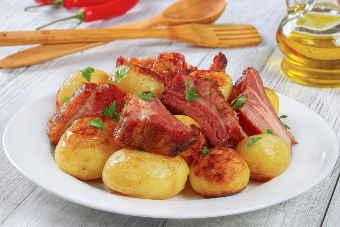 запеченный картофель с копчеными ребрами