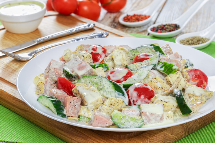 салат с омлетом и овощами