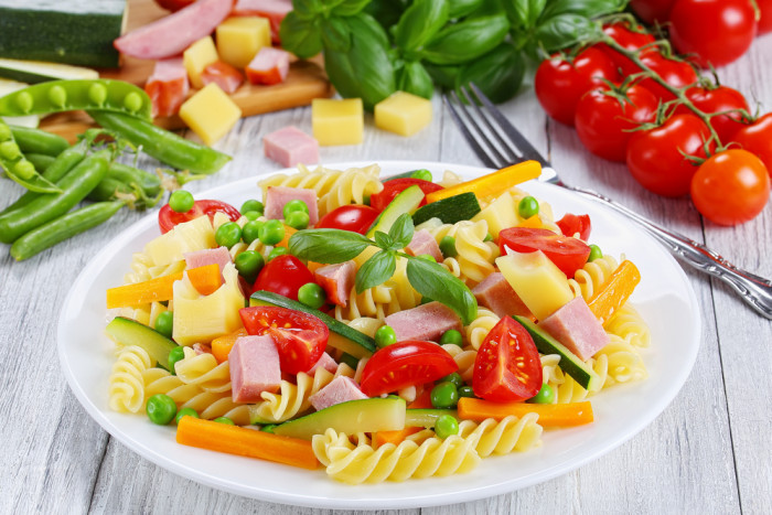 салат из пасты с ветчиной, сыром и овощами