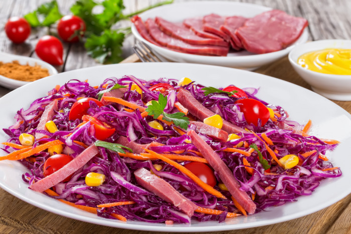 салат с красной капустой и ветчиной
