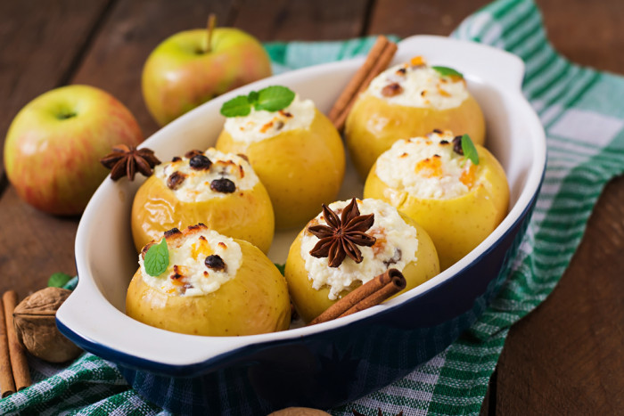 печеные яблоки с творогом и изюмом