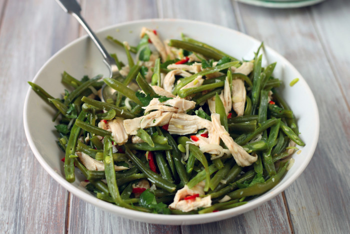 теплый салат из спаржевой фасоли с курицей