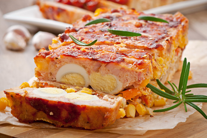 куриный рулет с перепелиными яйцами