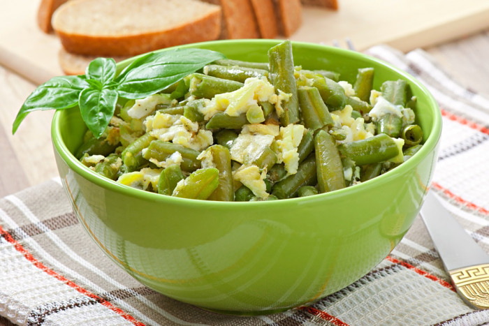 жареная спаржевая фасоль с яйцами