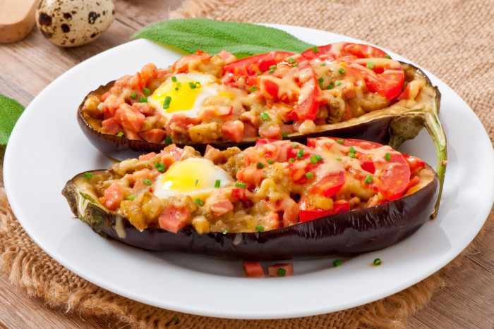 баклажаны с ветчиной и яйцами