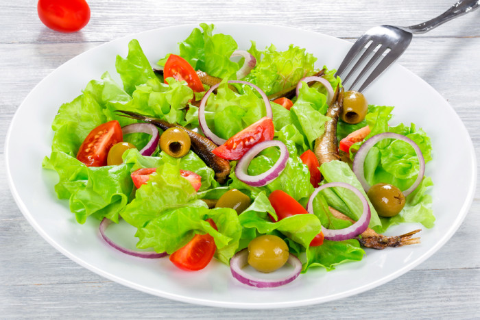салат со шпротами и оливками