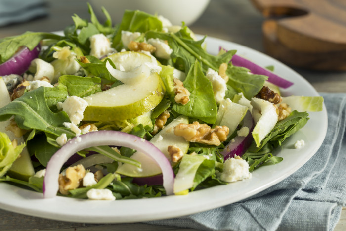 салат с пекинской капустой, грушей и рукколой