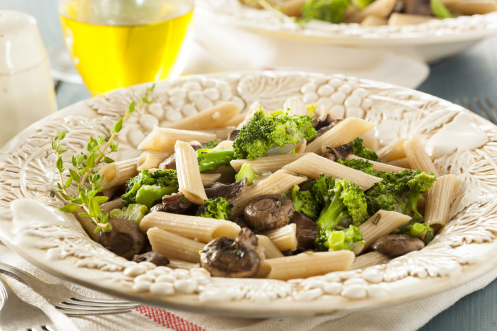 макароны с грибами и брокколи