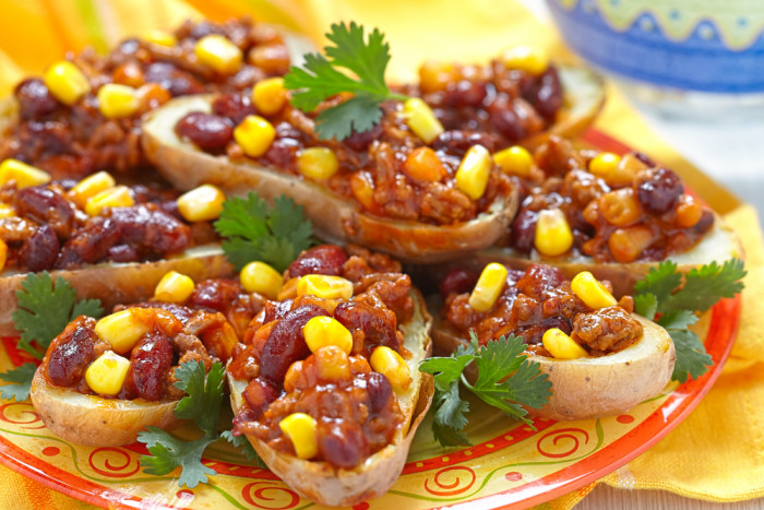 запеченный картофель с фасолью и беконом