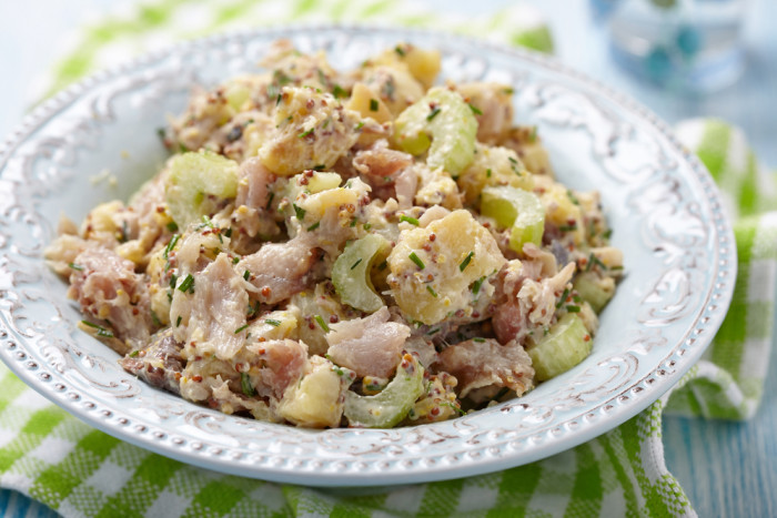 картофельный салат с копченой скумбрией