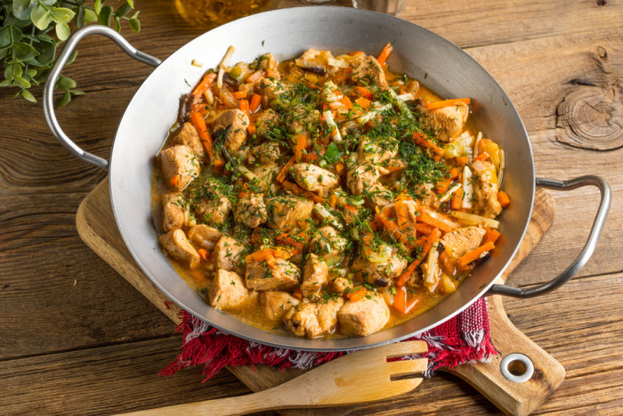 тушеная курица с овощами