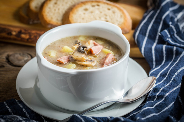 суп с копчеными колбасками