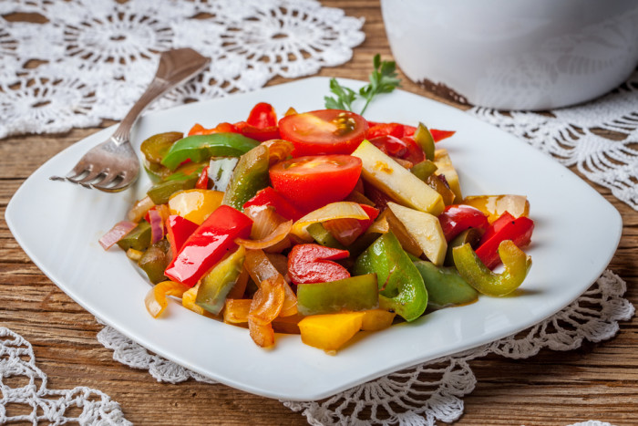 теплый салат из болгарского перца с грушей