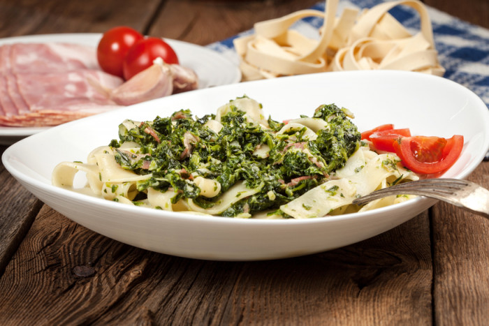 лапша с беконом и шпинатом