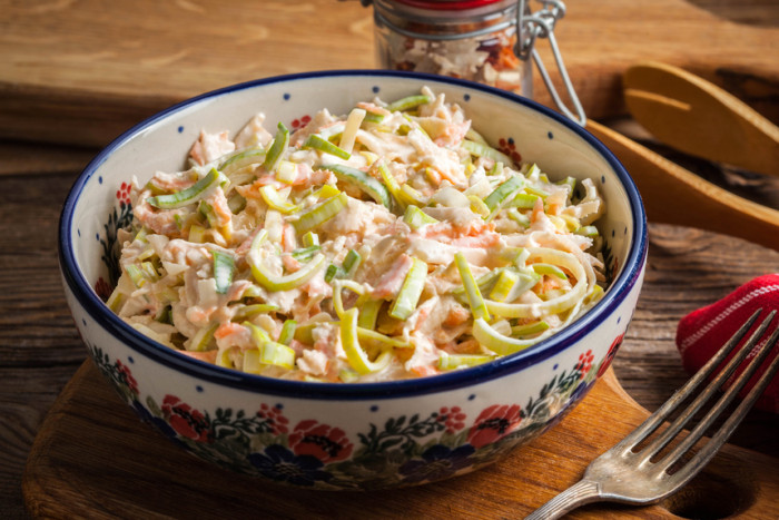 салат с пореем и яблоком