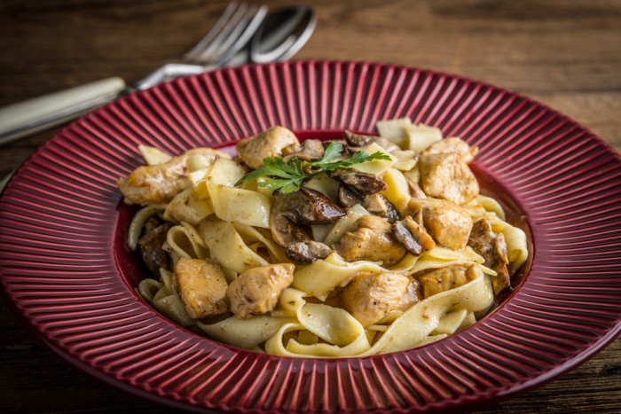 макароны с курицей и грибами