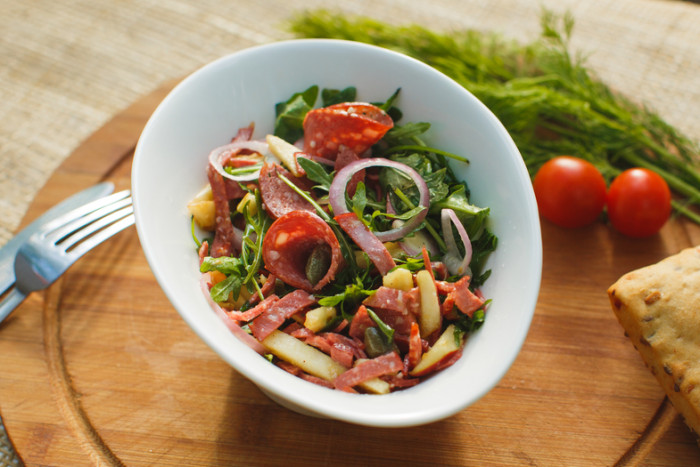 салат с салями и яблоком