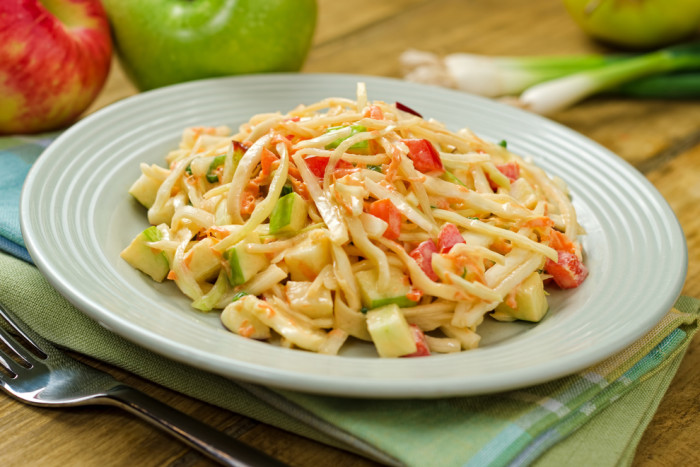 капустный салат с яблоком и перцем
