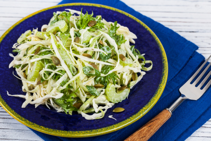 капустный салат с сельдереем